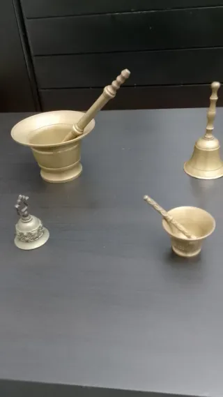 Lotto di 2 mortai e 2 campane in ottone