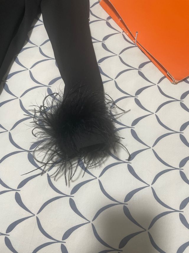 Adorno de plumas negro