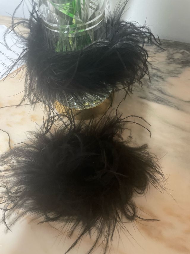 Adorno de plumas negro