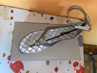 Sandalias plateadas planas con pedrería