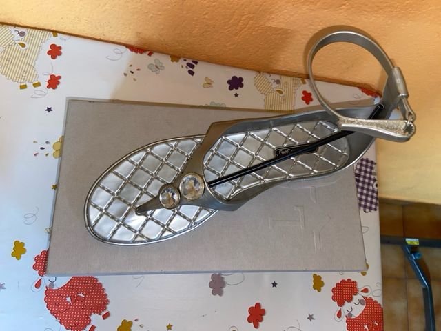 Sandalias plateadas planas con pedrería