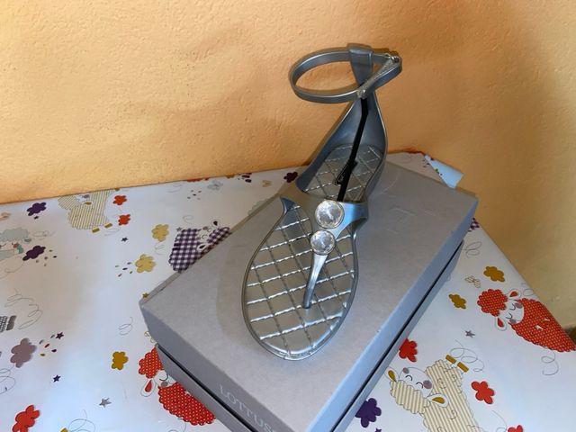 Sandalias plateadas planas con pedrería