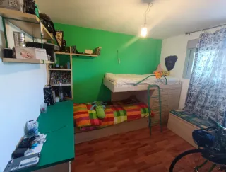 Cuarto completo de litera juvenil con escritorio