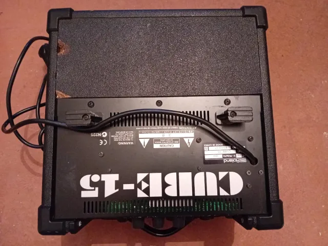 Roland Cube 15 Amplificador Guitarra