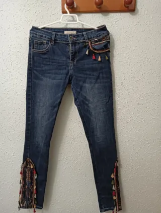 Pantalón vaquero con adornos
