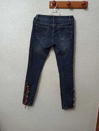 Pantalón vaquero con adornos