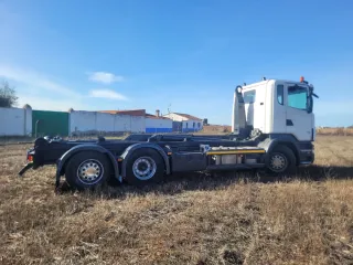 Camion gancho portacontenedores multilift