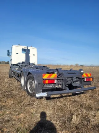 Camion gancho portacontenedores multilift