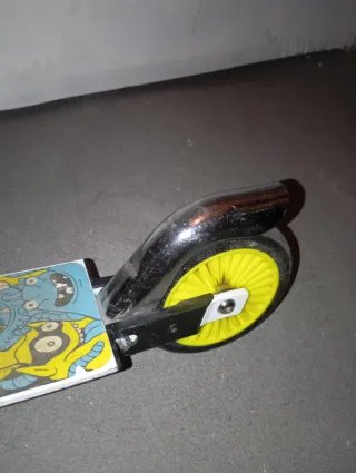 Patinete infantil con ruedas amarillas