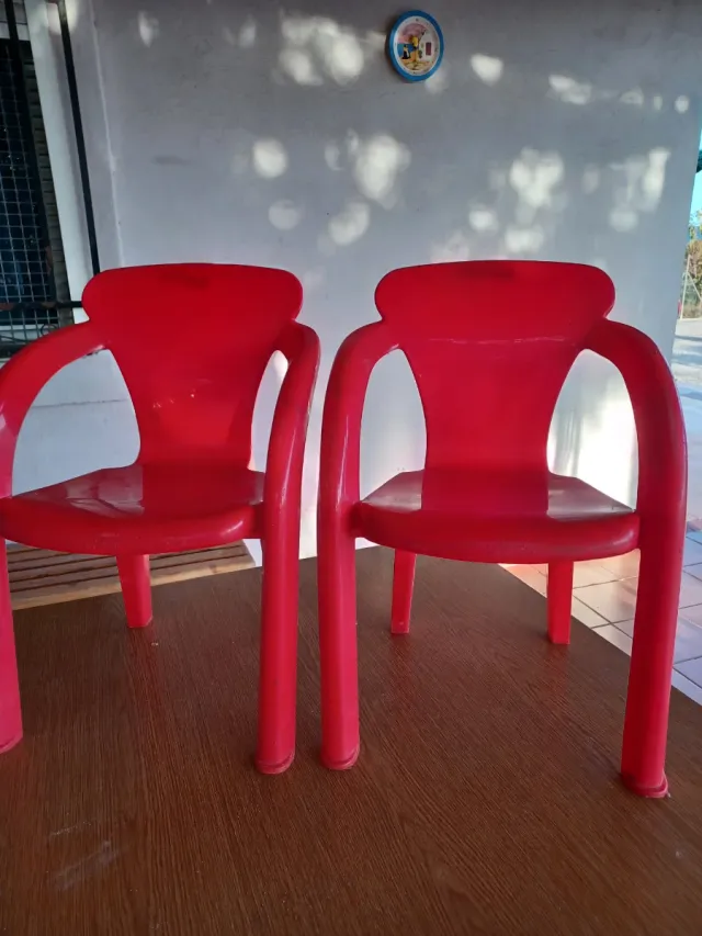 Sillas infantiles de plástico rojas