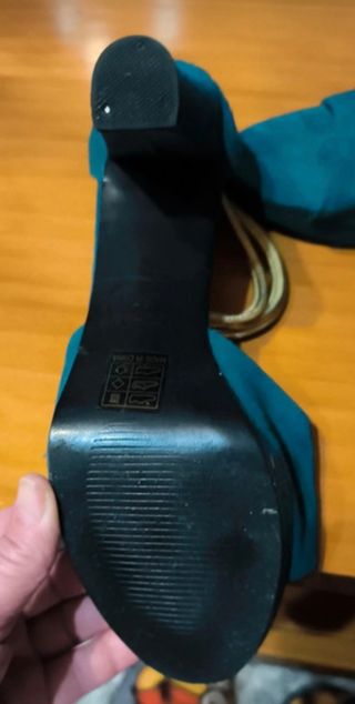 Sandalias de tacón verde y dorado