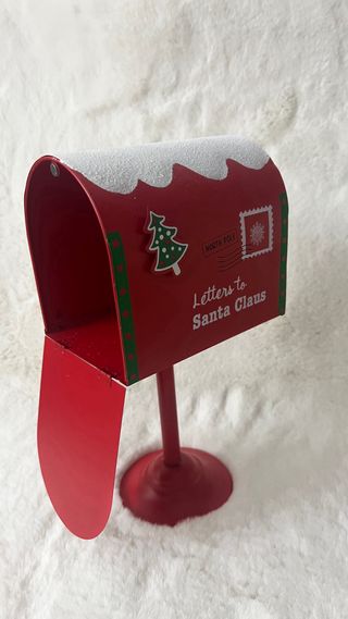 Buzón Navideño Rojo con Nieve y Árbol