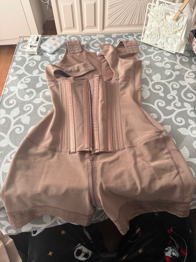 Faja moldeadora beige con cremallera