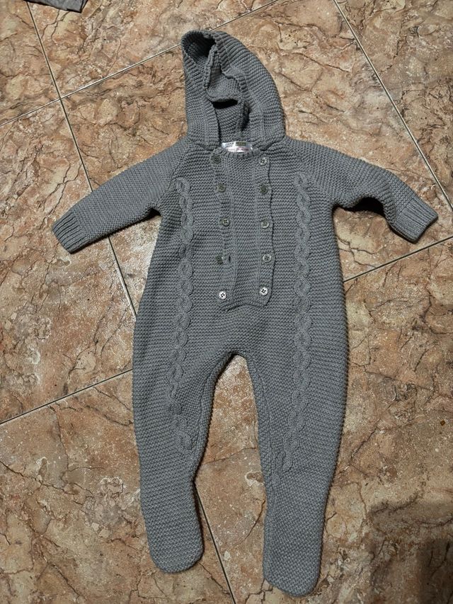 Mono Zara bebé 3-6 meses tejido gris