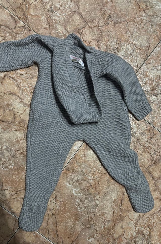 Mono Zara bebé 3-6 meses tejido gris