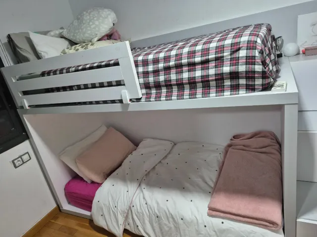 Litera con escaleras y cajones marca  el menut