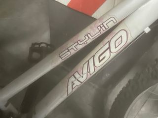 Bicicleta niña Avigo blanca y rosa con cesta