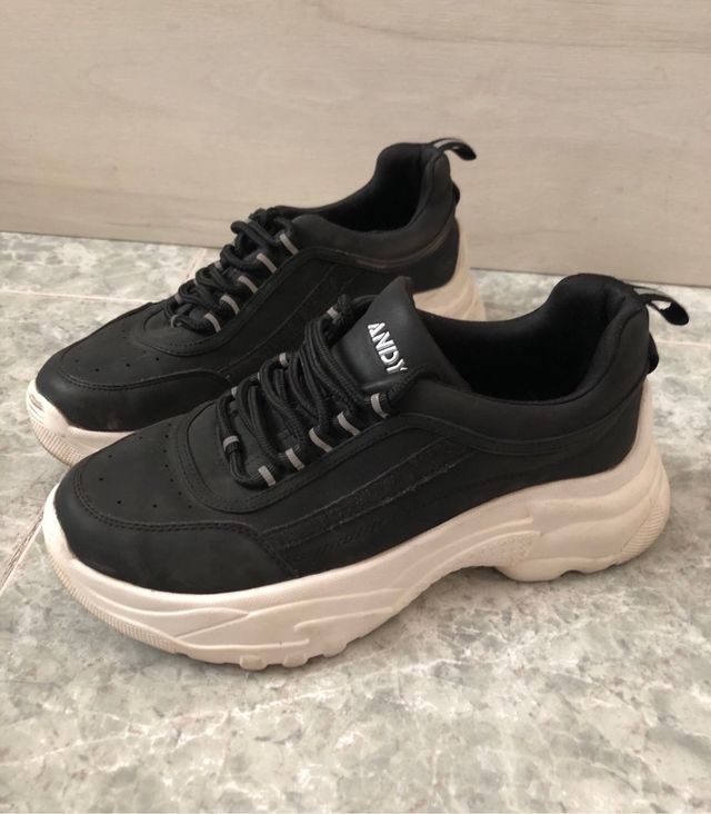 Zapatillas deportivas negras y blancas