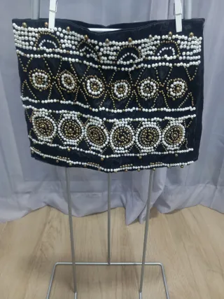 Falda mini negra con abalorios dorados y blancos