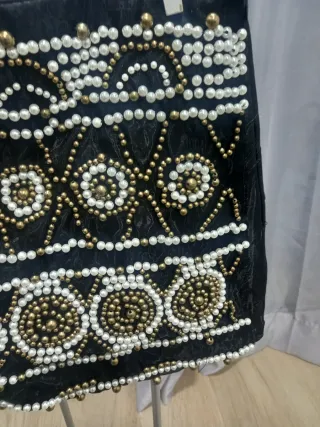 Falda mini negra con abalorios dorados y blancos