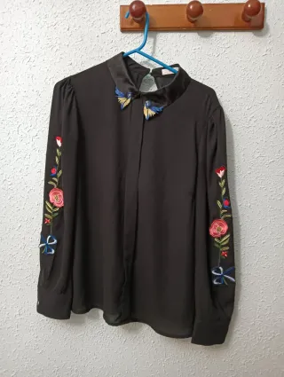 Blusa negra bordada
