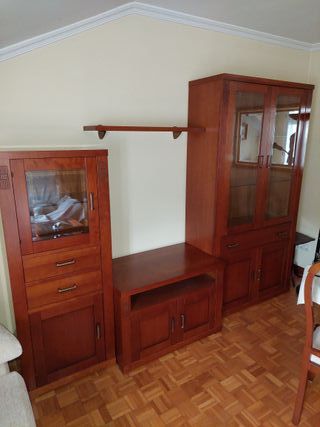 Mueble de salón con vitrinas de madera