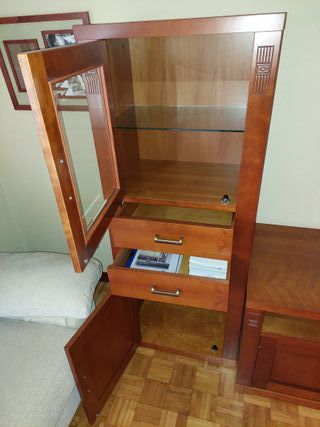 Mueble de salón con vitrinas de madera