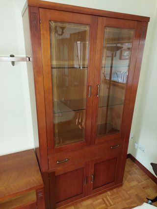 Mueble de salón con vitrinas de madera