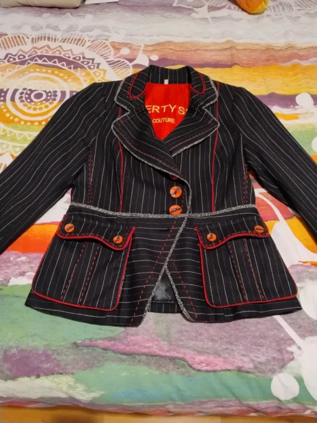 Americana negra con rayas