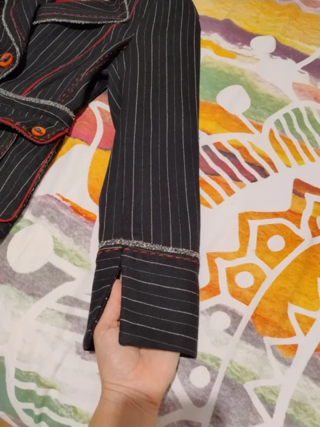 Americana negra con rayas