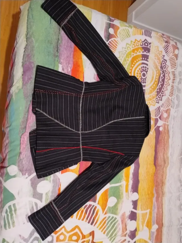 Americana negra con rayas