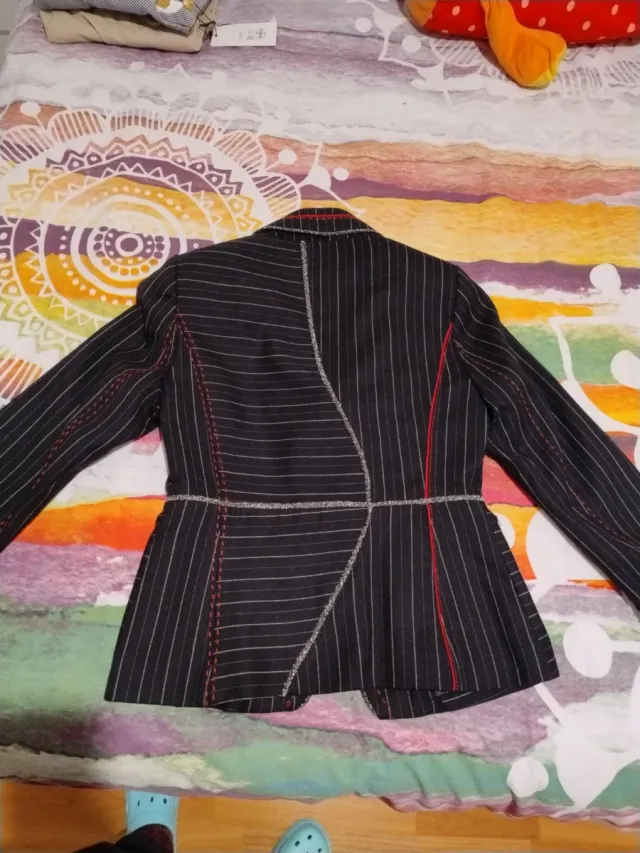 Americana negra con rayas