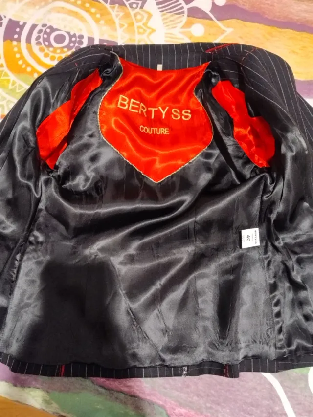 Americana negra con rayas