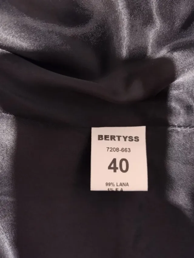 Americana negra con rayas