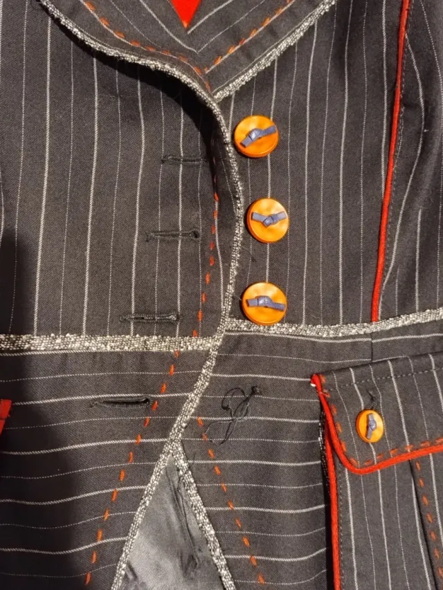 Americana negra con rayas