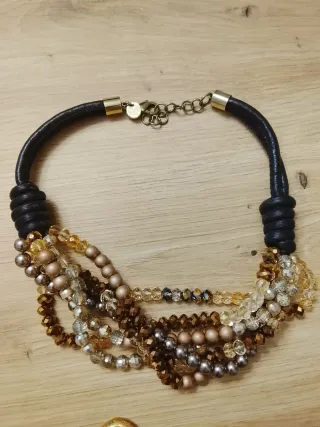 Collar de cuero y cuentas doradas