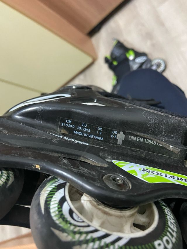 Patines en línea negros y verdes viene con mochila