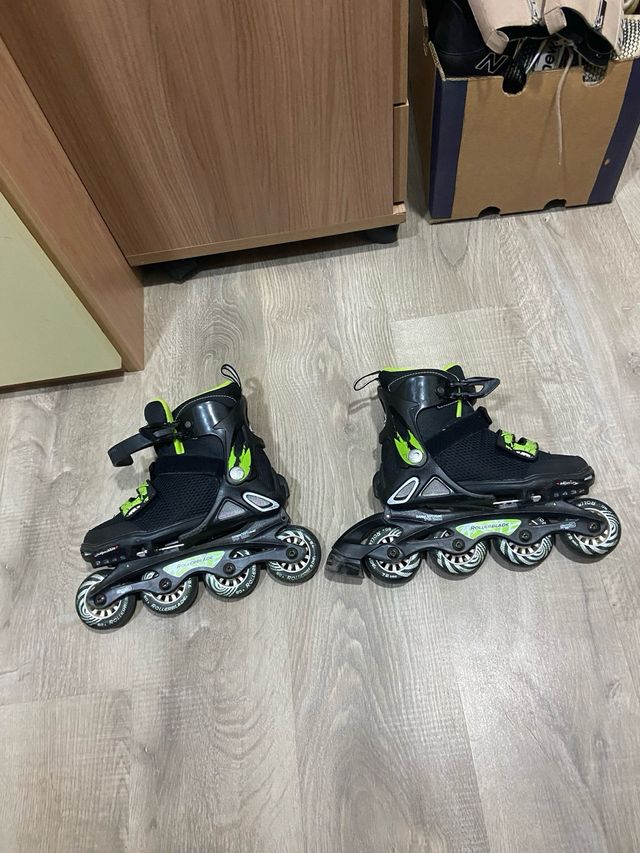 Patines en línea negros y verdes viene con mochila