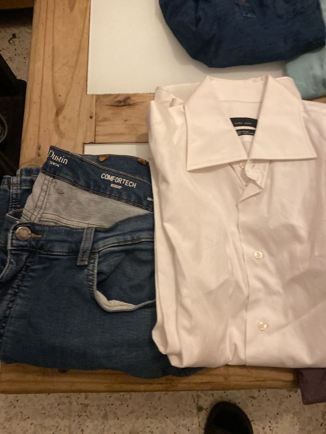 Camisa blanca y jeans azules hombre