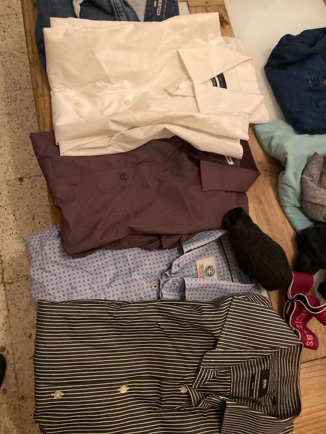 Camisa blanca y jeans azules hombre