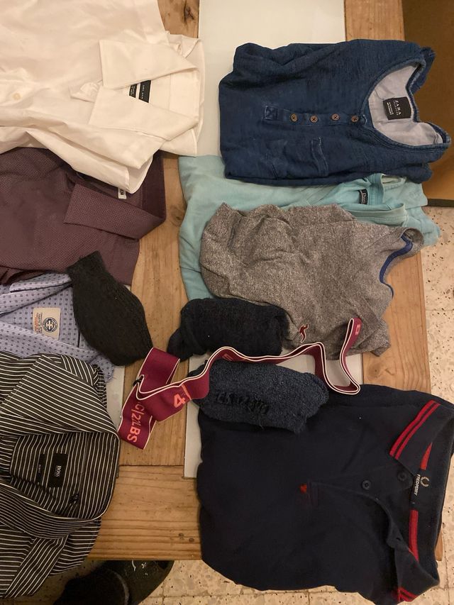 Camisa blanca y jeans azules hombre