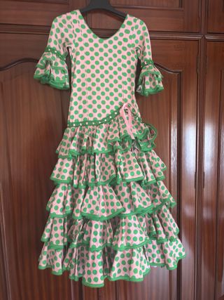 Traje de flamenca lunares rosa y verde