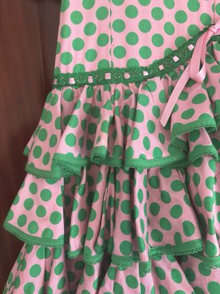 Traje de flamenca lunares rosa y verde