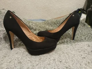 Tacones negros gamuza