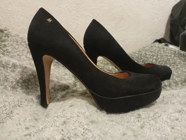 Tacones negros gamuza