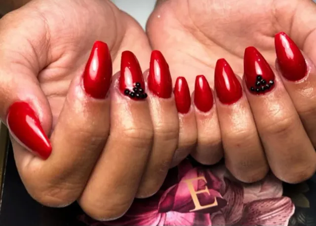 Uñas de gel con decoración.