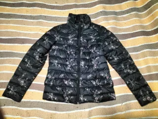 Chaqueta acolchada floral negra