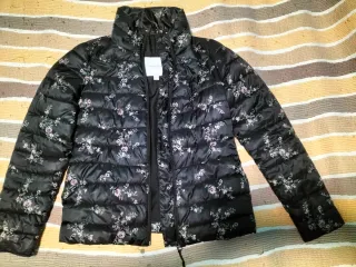 Chaqueta acolchada floral negra