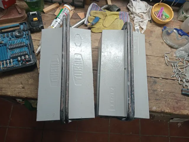 Cajas de herramientas metálicas grises