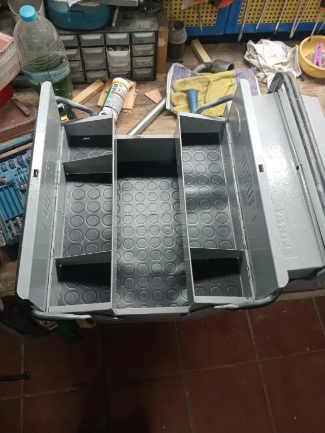 Cajas de herramientas metálicas grises